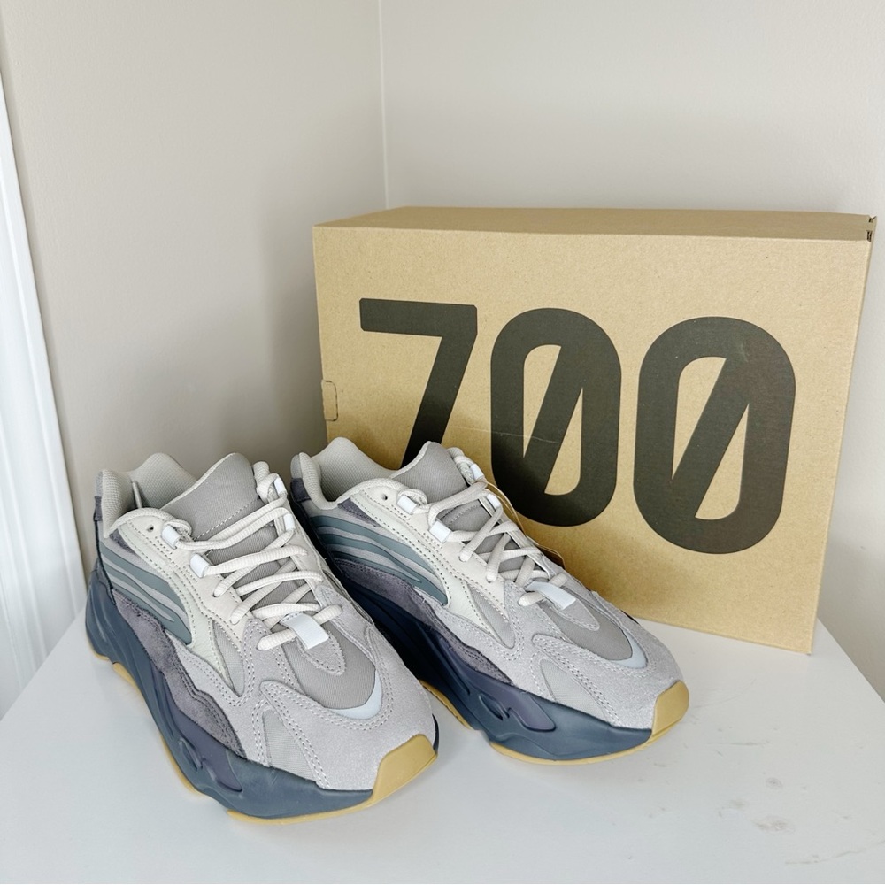 NWB Yeezy Boost 700 V2 - Picture 3 of 11